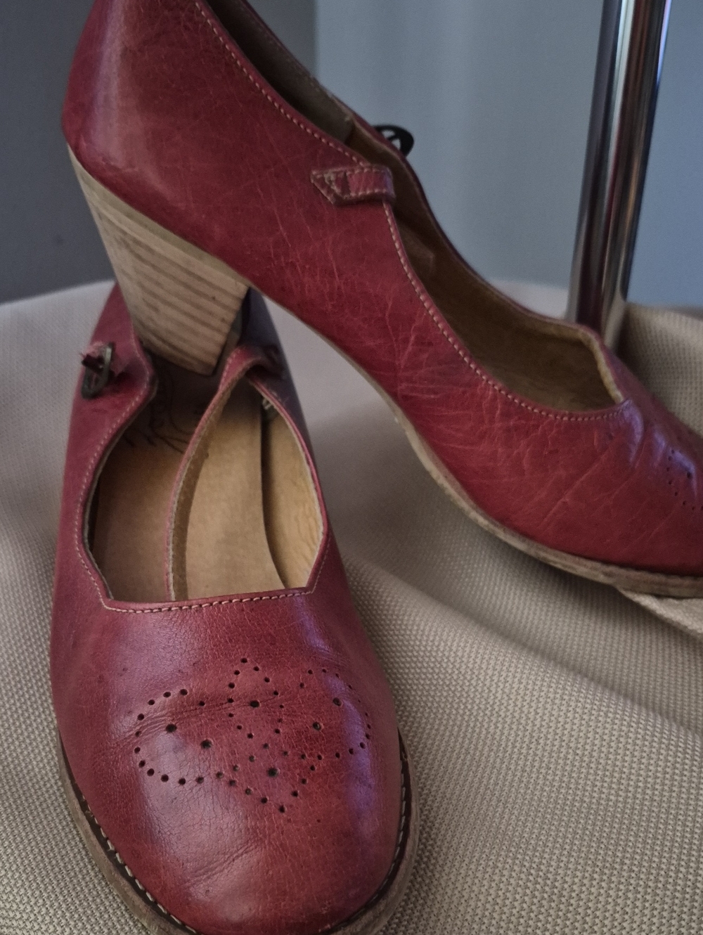 Zodiac Red Leather Mid Heel Pumps No Size Printed Maybe 10 Or 10.5
